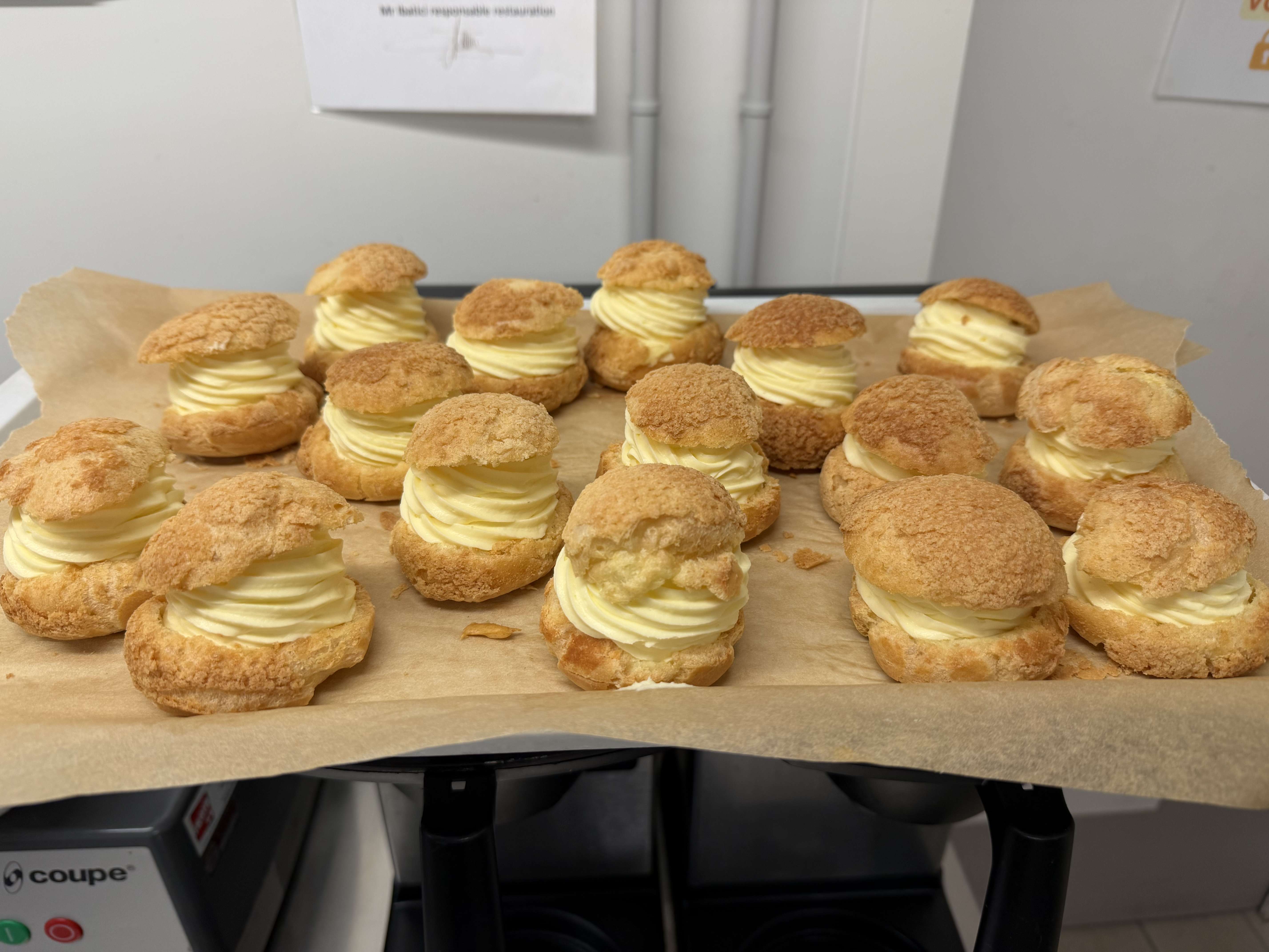 Chou craquelin , cr&egrave;me diplomate franchement ! Je l&rsquo;ai r&eacute;gale &agrave; mon taff 😎