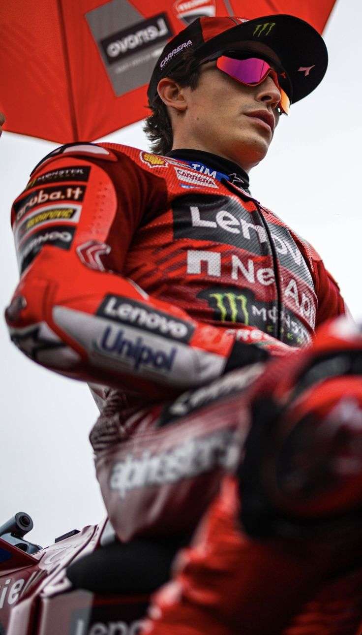Marc Marquez un simple pilote de moto gp non une l&eacute;gende vivante de se sport extr&ecirc;me tenant leur moto &agrave; bout de bras &agrave; plus de 300km/h &agrave; chaque virage est acc&eacute;l&eacute;ration leur vie est mise en jeux est dans se jeux Marc est le meilleur fin presque avec 5 titres mondiaux juste derri&egrave;re le gigantesque est l&eacute;gendaire  Valentino Rossi au 7 titre mondial il est bien partie pour devenir le plus grand de se sport si dangereux