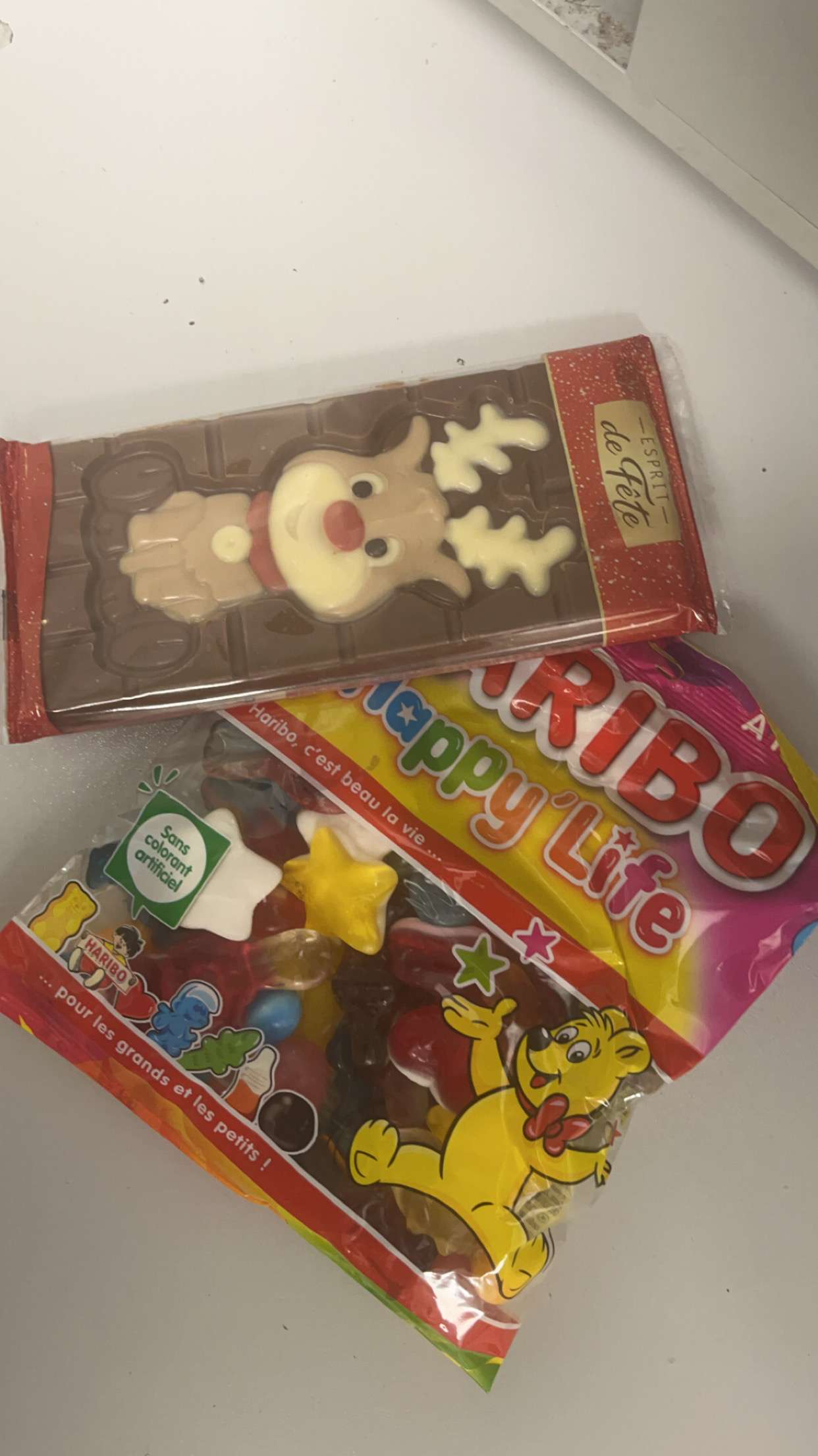 Aujourd&rsquo;hui au travail pendant ma pause, j&rsquo;ai vu une fille dans la vingtaine qui &eacute;tait en train de pleurer &eacute;norm&eacute;ment. Du coup pour la r&eacute;conforter. Je lui ai offert un muffin au chocolat sa maman &ccedil;a l&rsquo;a tellement touch&eacute; elle m&rsquo;a offert des bonbons et une tablette en chocolat de No&euml;l. 🥹🥹❤️