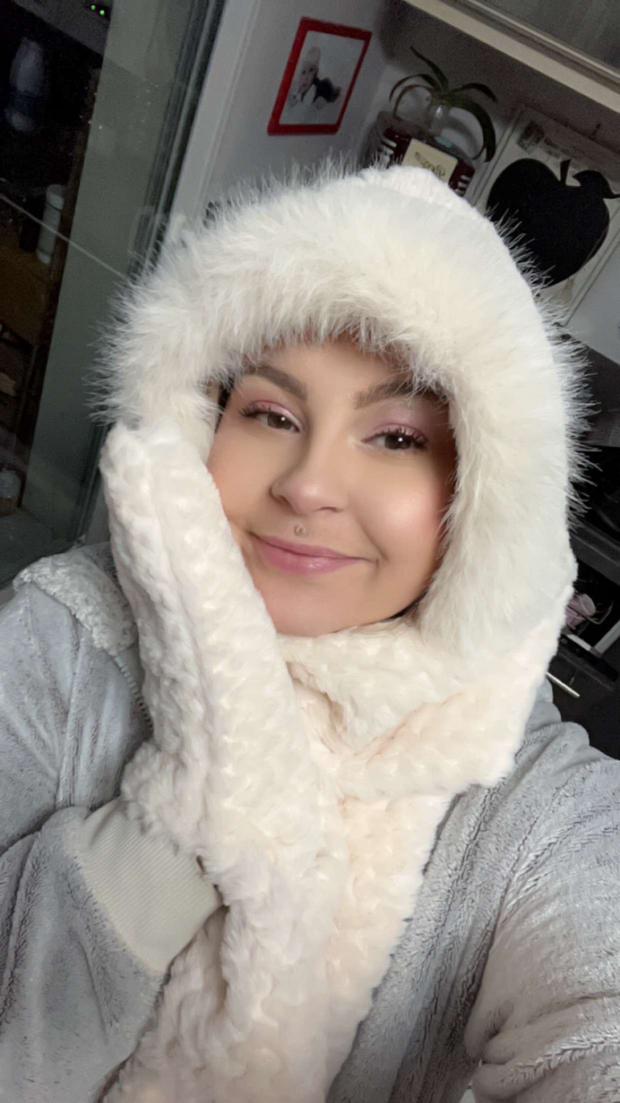 Ma s&oelig;ur m&rsquo;a offert un bonnet &eacute;charpe avec des moufles au bout je vais le renta TOUT l&rsquo;hiver 😍😍