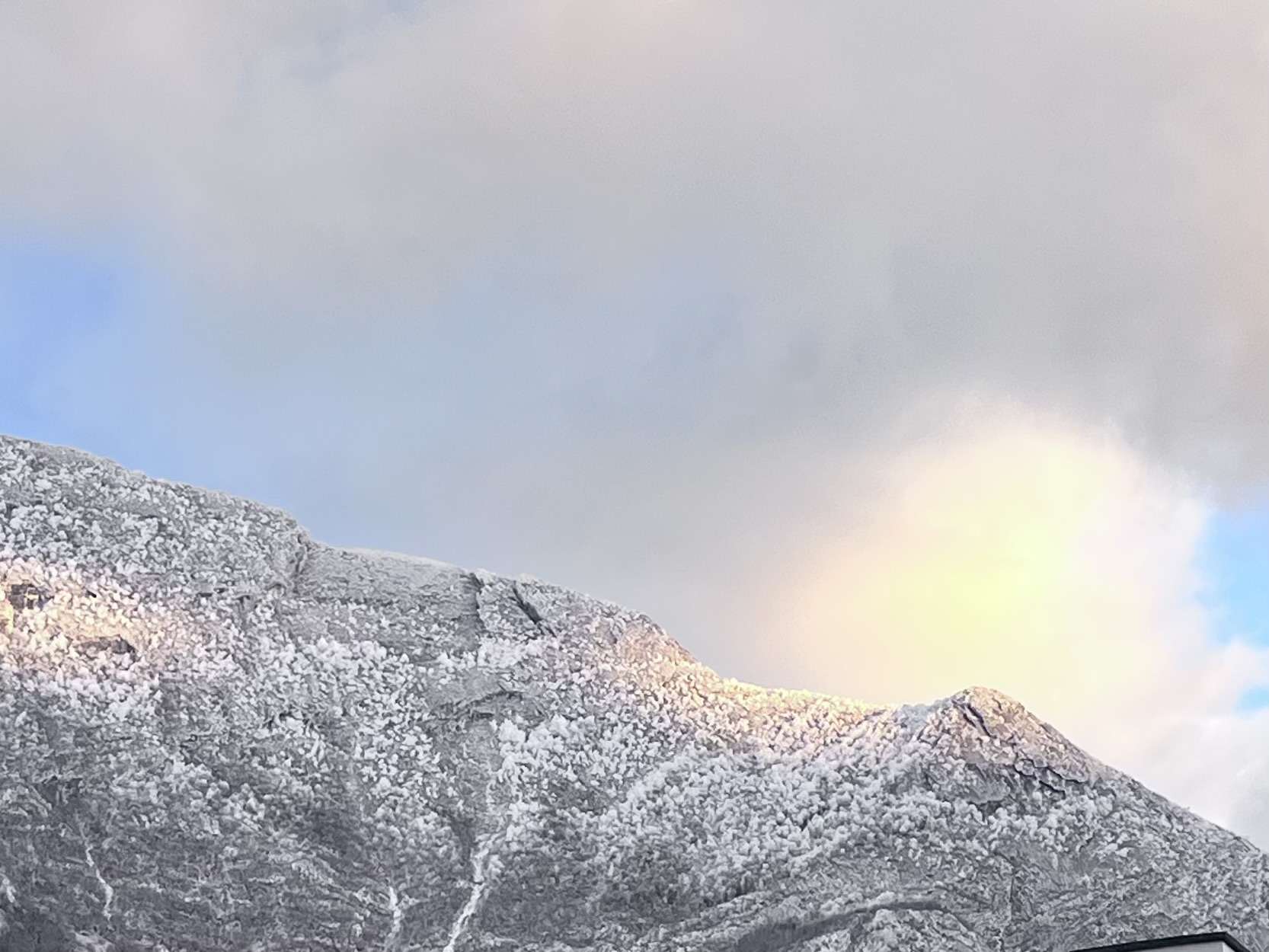 Les rayons de soleil qui tape sur la montagne enneig&eacute;e c&rsquo;est vraiment trop beau 🤩🤩