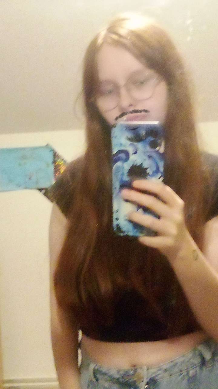 Hellooow je suis nouvelle qui pour faire connaissance ou juste parler ?(Je vous met une meilleure photo de moi mdrr)