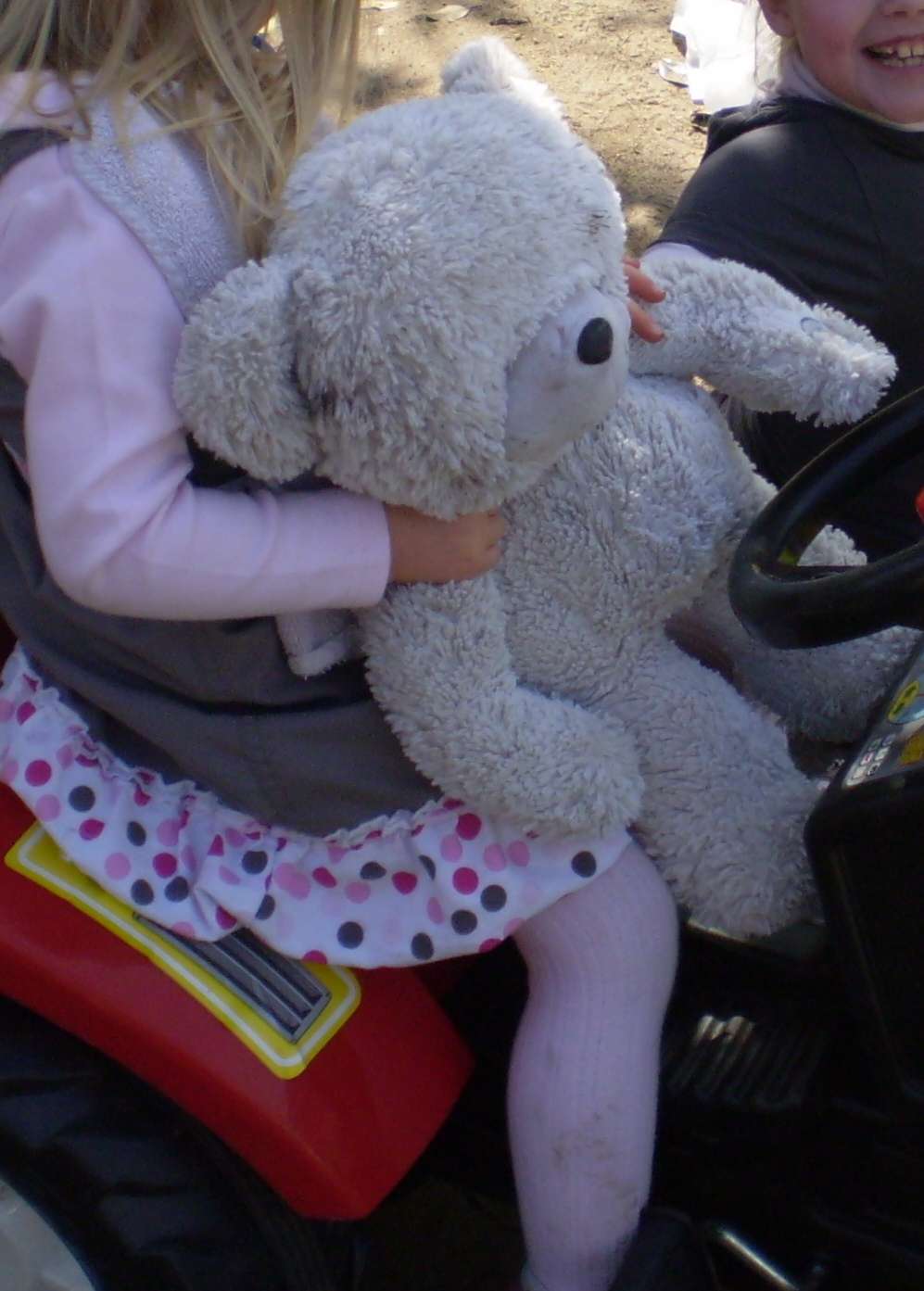 URGENT 💔 Je cherche mon doudou lumineux ours blanc avec bouton soleil bleu/jaune 🧸✨

Bonjour 🌸💅🏼
Je recherche d&eacute;sesp&eacute;r&eacute;ment mon doudou tr&egrave;s sp&eacute;cial que j&rsquo;ai malheureusement perdu. 😢
C&rsquo;est un ours blanc, tout doux, qui s&rsquo;allumait avec un bouton soleil bleu et jaune sur sa main 🌞💙💛.
Je l&rsquo;ai eu quand j&rsquo;&eacute;tais petite, il a &eacute;t&eacute; mon compagnon de tous mes moments doux et difficiles&hellip;