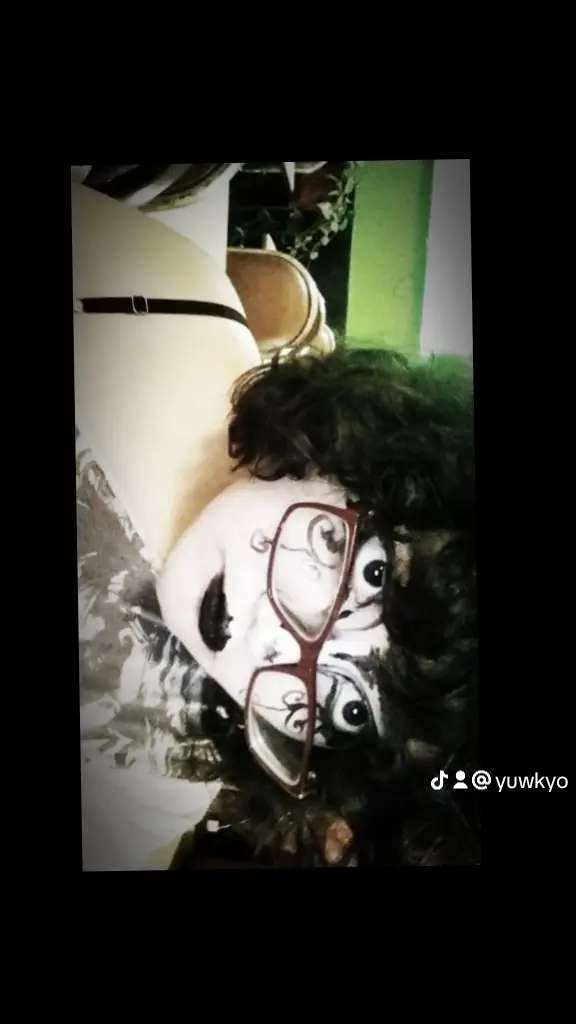 Idk how to use this app😭😭 (That's me in the photo, I love this photo ^^