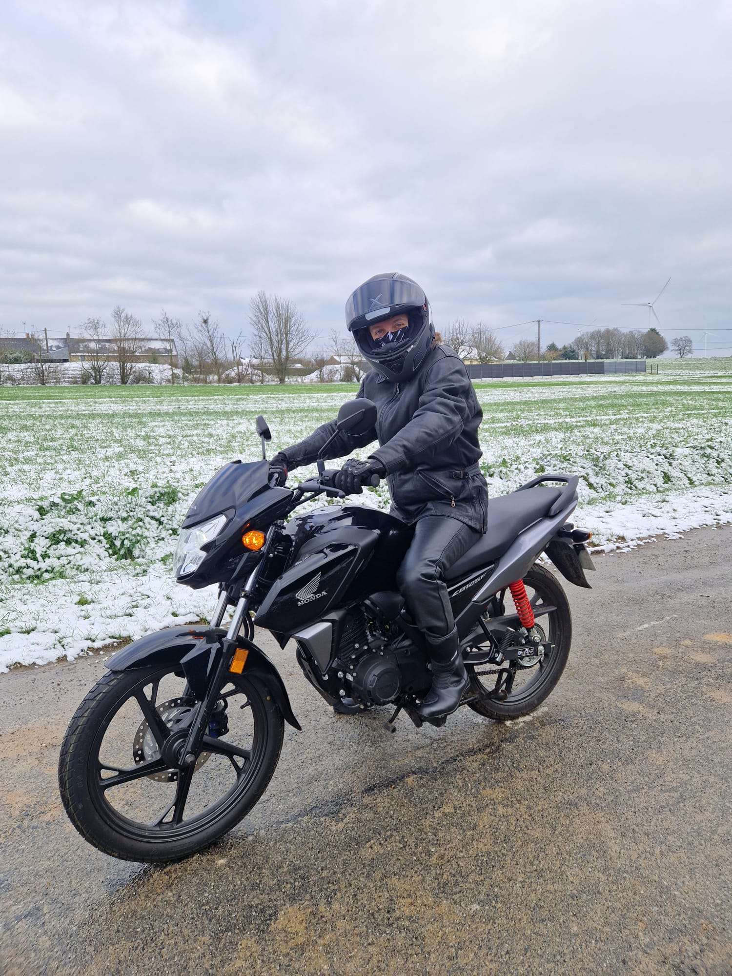 Petit shooting dans la neige 😁 #neige #no&euml;l #moto