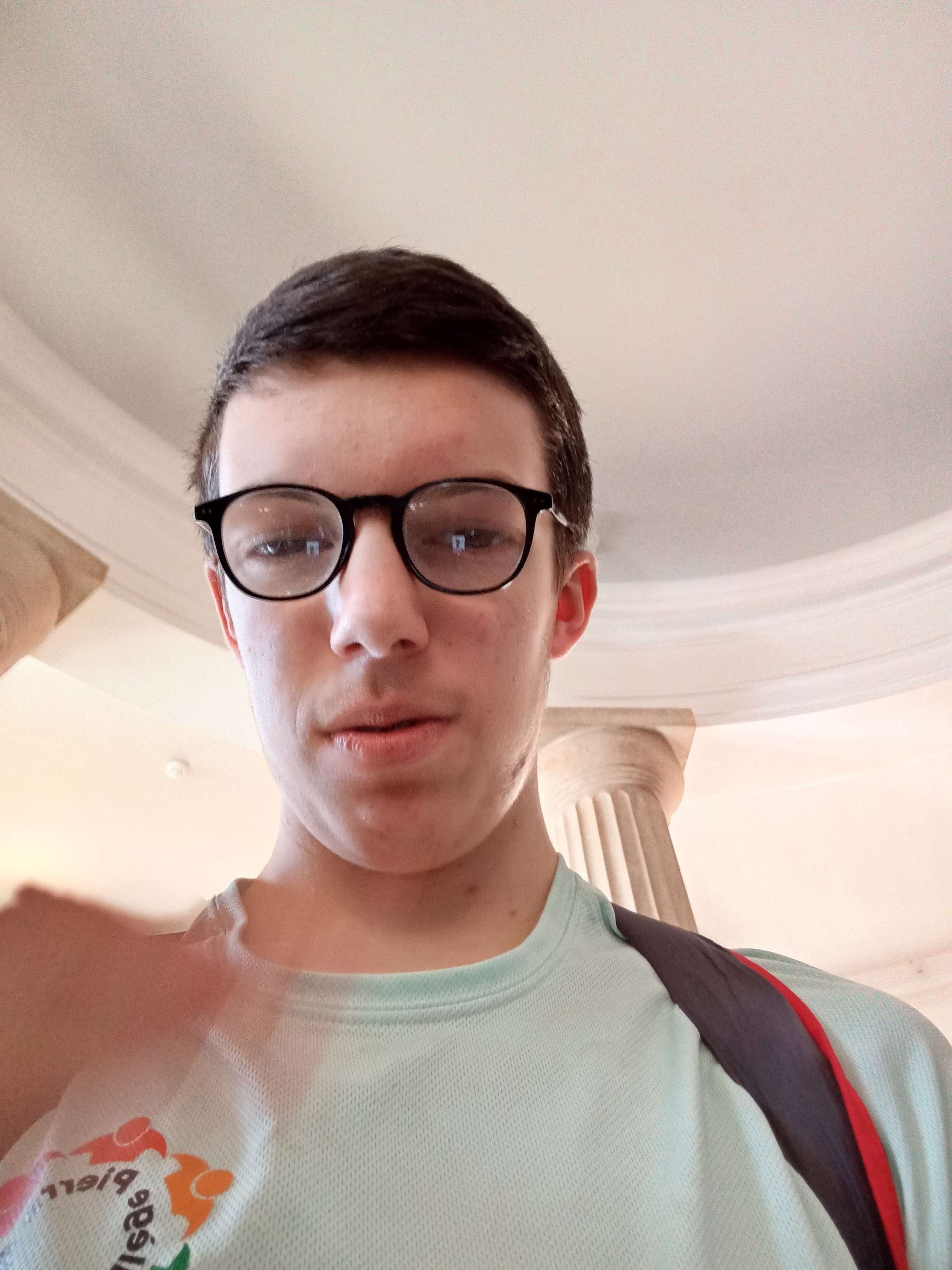 Je cherche une fille de 15ans pour avoir une relation d'amour alors mon style c'est cheveux bruns et des yeux qui me font fondre mais par contre il faut pas qu'elle juge ma mochet&eacute; je met une photo maintenant de moi