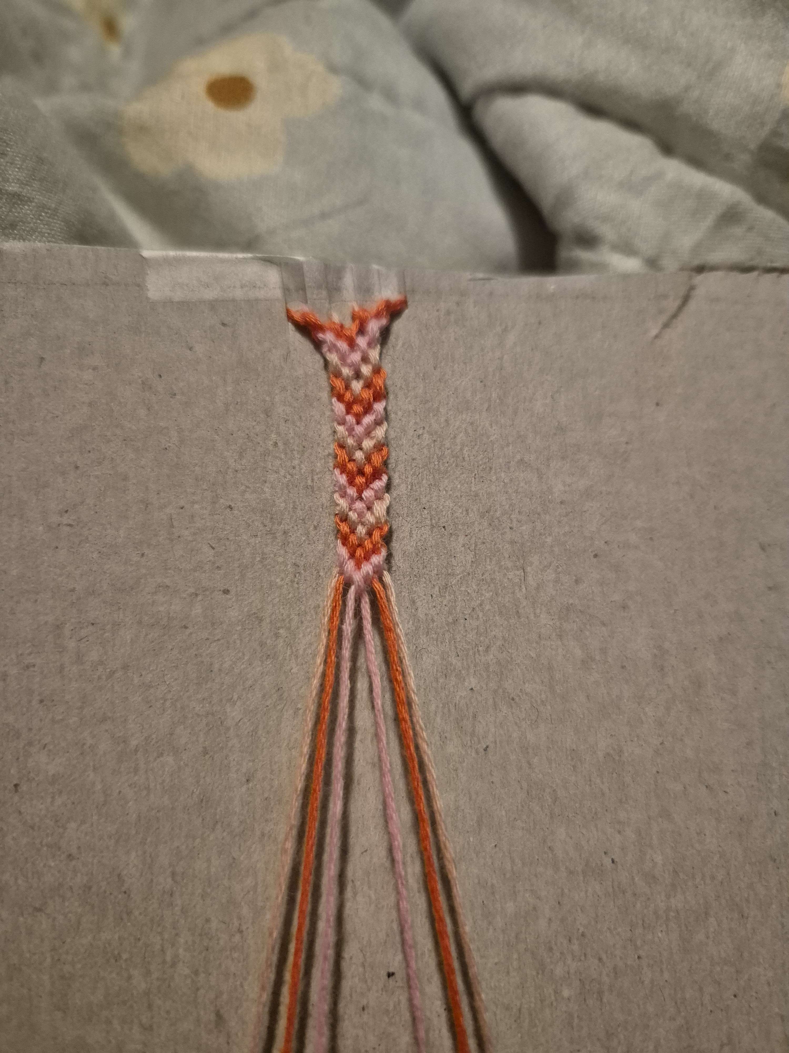 J&rsquo;essaie d&rsquo;apprendre &agrave; faire un bracelet br&eacute;silien 🙂.

Qui en fait parmis vous?