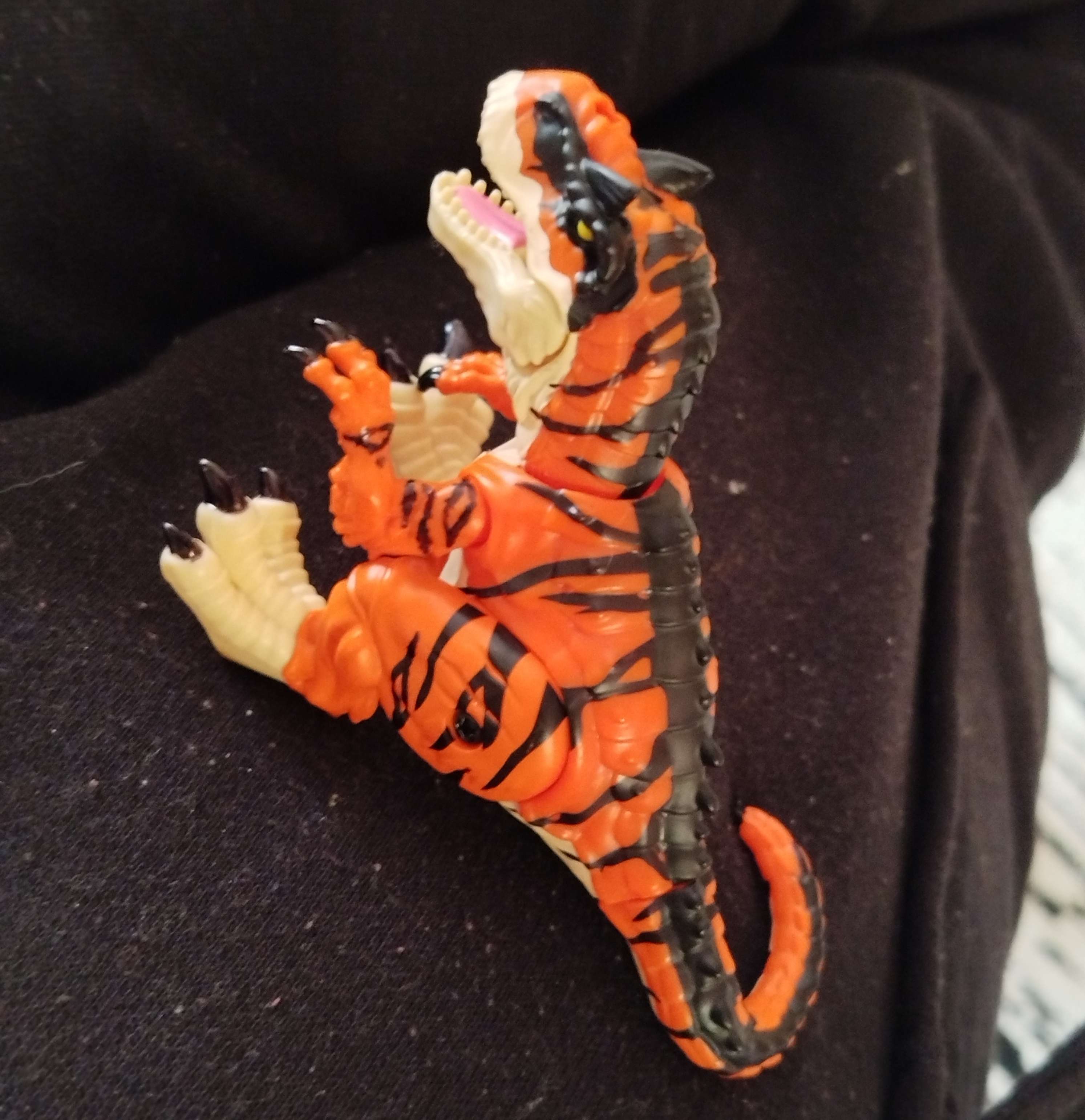 Aujourd'hui j'ai fait &eacute;clore mon dinausore :)
Type : Hybride (Tigre+Allosaurus)
Nom : [en cours]
Type : F&eacute;lin a rayures
Date de naissance : 8 septembre 2026
&Acirc;ge : 15h
Ma&icirc;tre : Ash