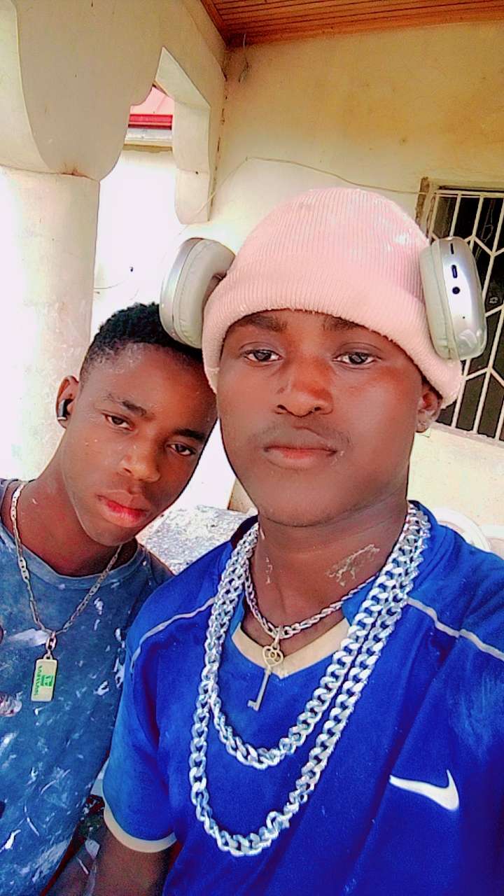 Salut je m'appelle aim&eacute; je suis togolais mais je vie Au Ghana depuis quelques temps je suis passionn&eacute; de football et j'y joue au poste de gardien de but j'ai 17 ans je suis c&eacute;libataire et j'aimerais faire de nouvelles connaissances fille comme gar&ccedil;on 
Like si tu veux qu'on fasse connaissance ❤️