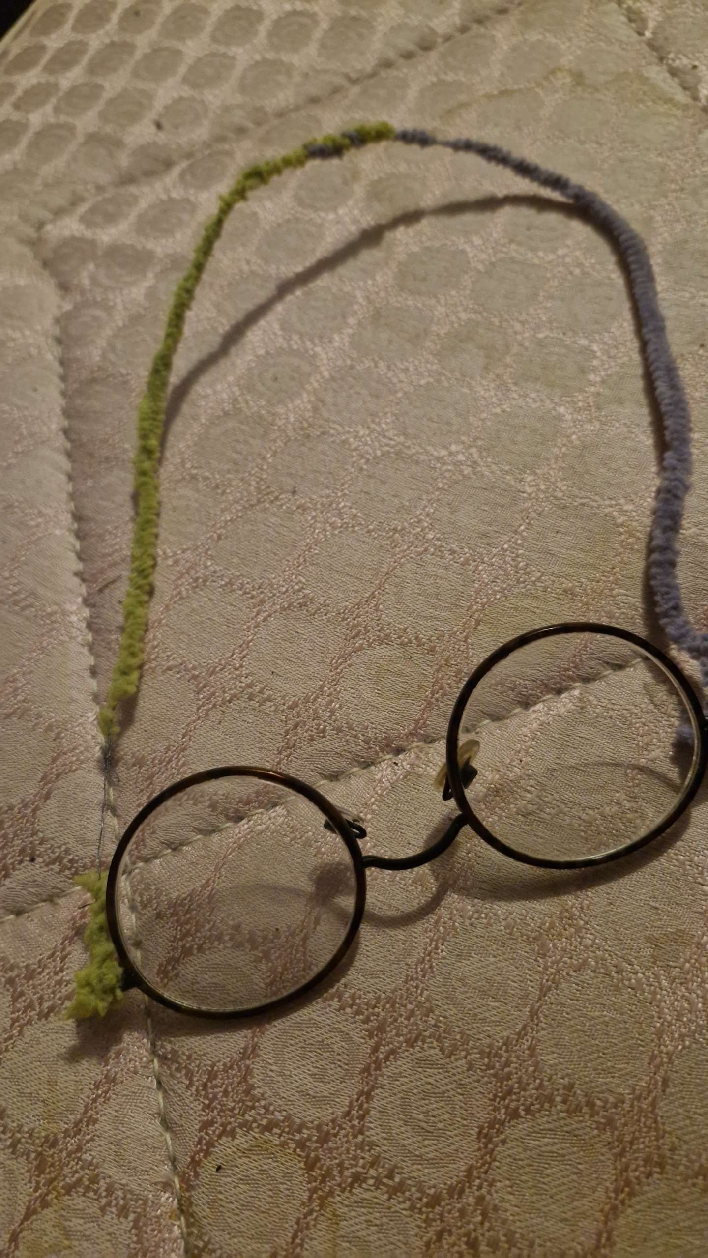 Pour remplacer une branche de lunettes cass&eacute;e, utilisez une chenille en fil de fer doux. Cette solution co&ucirc;te peu cher, tient tr&egrave;s bien et peut d&eacute;panner aussi bien &agrave; court qu&rsquo;&agrave; long terme facilement.