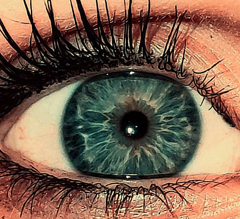 Je m'interesse a la retouche photo je peux avoir un avis? C'est ma meuilleire pour le moment, c'est l'oeil d'une pote (jsp cmt j'ai eu cette photo avant de la retoucher)
