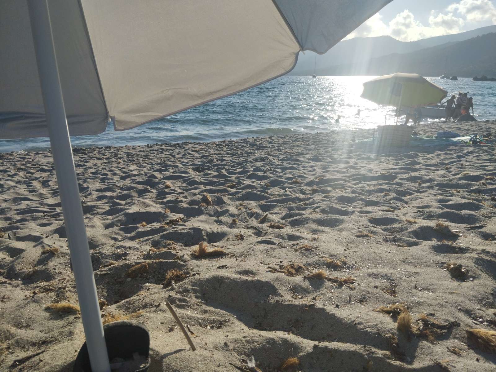 Petite photo &agrave; la plage en Corse, il fait chaud ici mais j'esp&egrave;re que les vacances de tout le monde se passent bien ✌🏻&hearts;️ #plage #soleil #vacances #&eacute;t&eacute; #chaud #sable