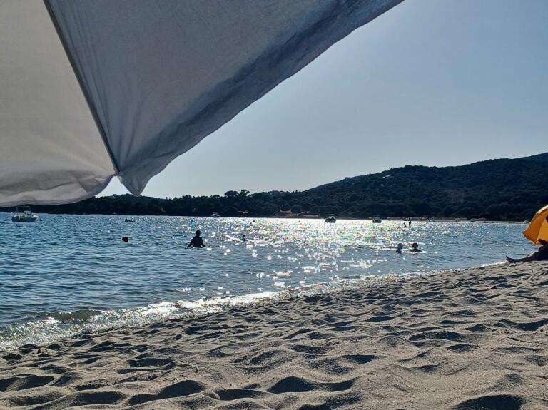 Nouvelle journ&eacute;e a la plage en Corse, super journ&eacute;e ensoleill&eacute;e m&ecirc;me si il fait chaud &hearts;️ #plage #soleil #vacances #&eacute;t&eacute; #chaud #canicule #profiter #sable