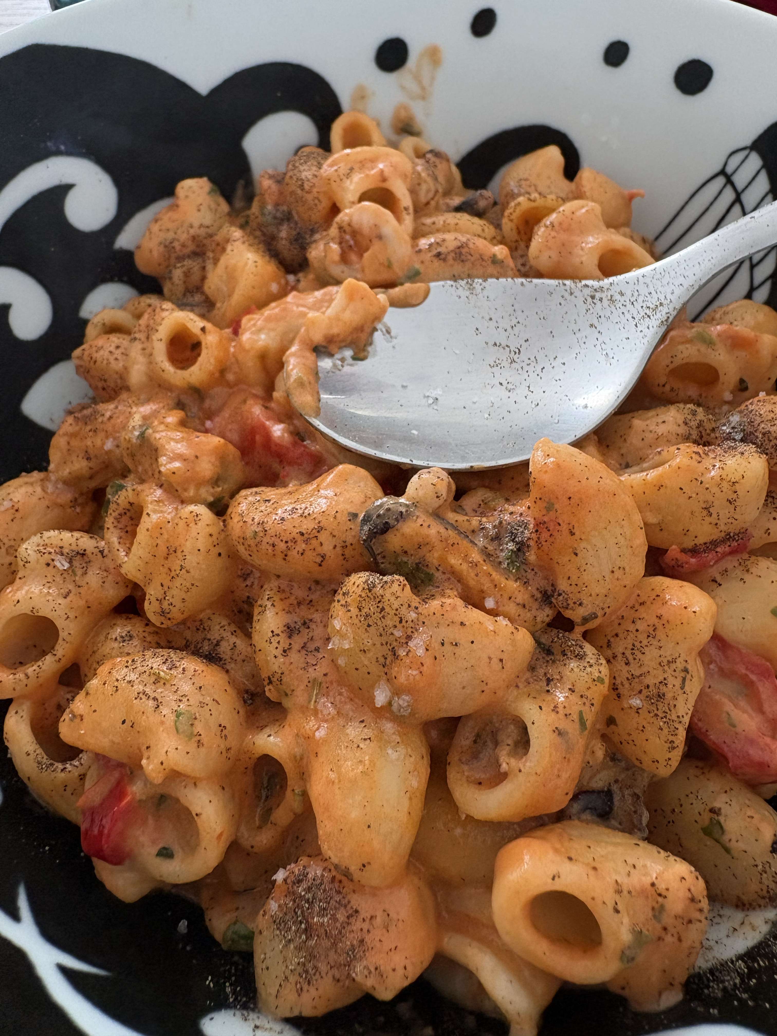 petites pates &agrave; la cr&egrave;me et sauce tomate avec des fruits de mer😋