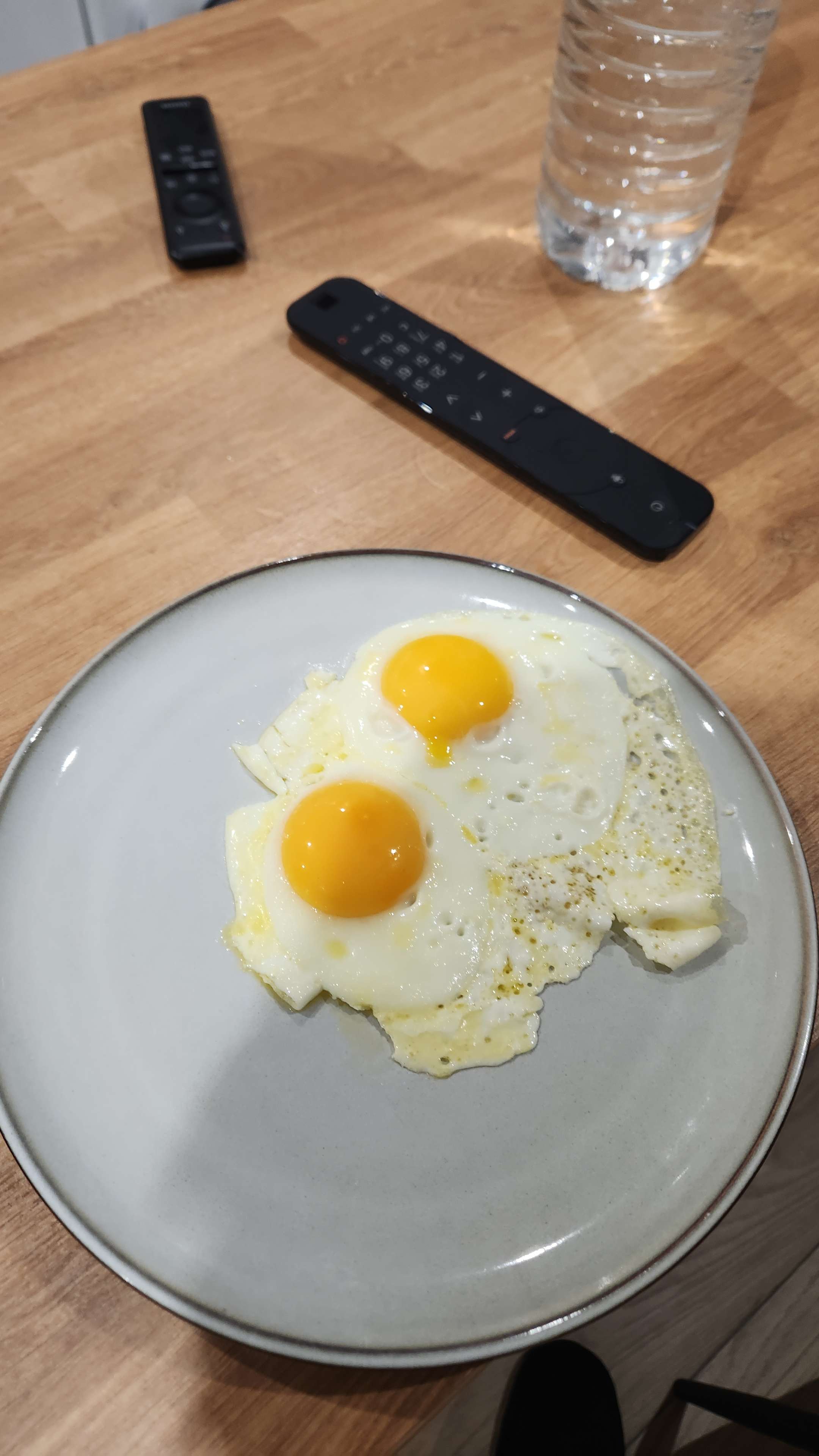 Pas mon coloc qui fait des oeufs au plat avec beaucoup trop de beurre