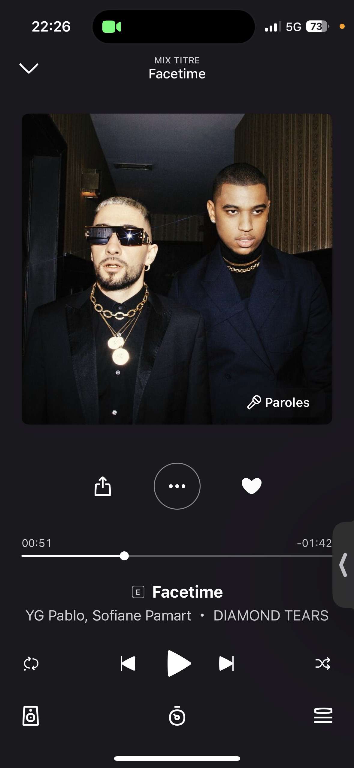J&rsquo;veux des nouvelles de toi, j&rsquo;attends juste que tu m&rsquo;FaceTime
J&rsquo;plonge dans tes yeux, j&rsquo;me noie, ma seule requ&ecirc;te c&rsquo;est, &laquo;&nbsp;Be mine&nbsp;&raquo;
