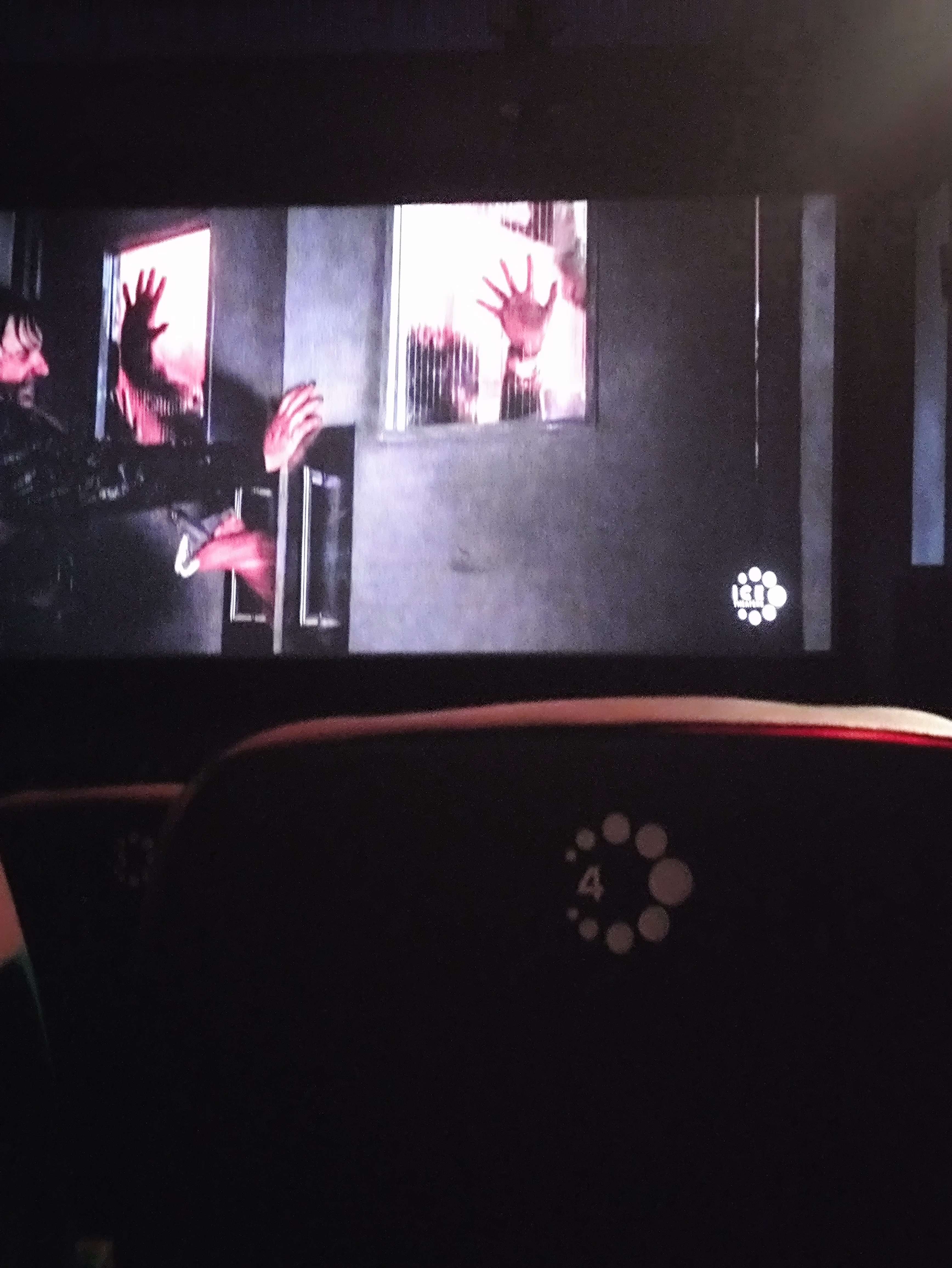 Petite review de Resident Evil le film, sans spoil &eacute;videmment 

J'ai bien aim&eacute; le d&eacute;but, j'ai eu quelques frissons 

Globalement le film est bon, sans plus, j'aurais aim&eacute; qu'il dure un peu plus longtemps, je suis rest&eacute; sur ma faim. Et effectivement, les r&eacute;f&eacute;rences faites m'ont fait sourire.