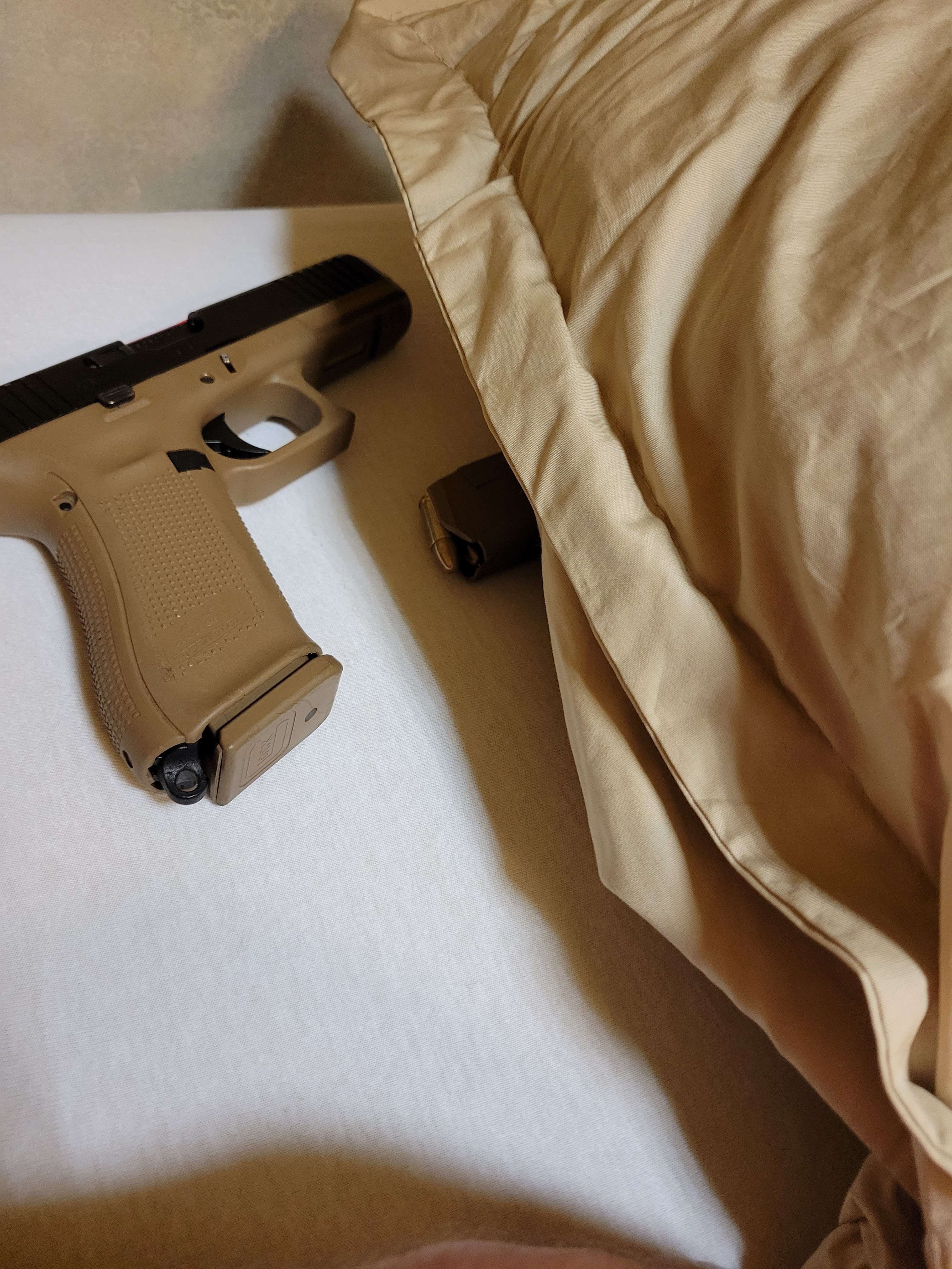 "Jronfle glock sous l'oreiller !!"
-SCH "Quoi" 
mdrrr